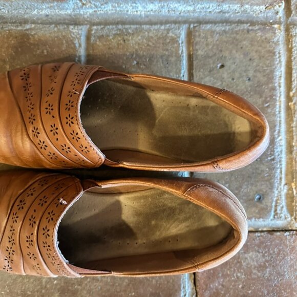 Clarks Brown Leather Slip-on Loafer Wedge Flats Size 9 - Picture 2 of 7